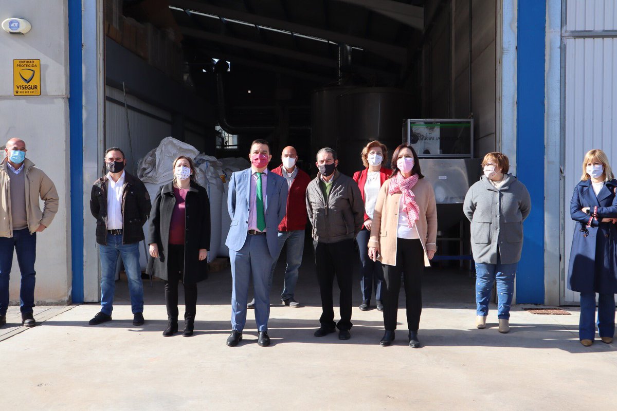 fmartinezarroyo's tweet photo. 📷Visitando Ecopistacho @PistachoEco, Premio Gran Selección 2020 a la mejor industria producción ecológica. Compromiso del Gobierno con la agricultura ecológica, con los profesionales. Trabajamos para que el valor añadido se quede aquí, en #CLM https://t.co/jLbBtfnFFT
