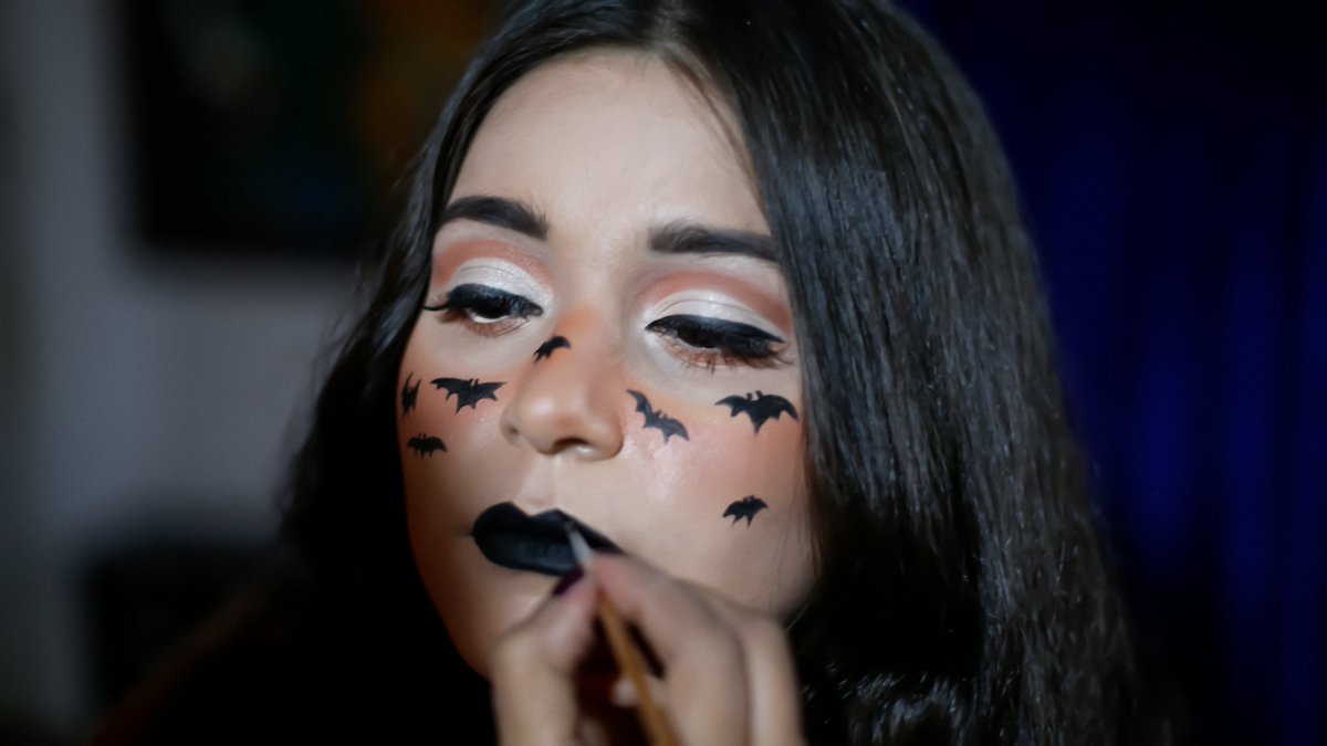 Enroll yourself in makeup course at Hunerkada and learn creative make up looks. Here we have dark night makeup look.
  
#hunerkadaislamabad #hunerkada 
#Graphiceyeliner #uniquemakeup #graphicmakeup #coolmakeups
#highfashionmakeup #runwaymakeup #fashionmakeup