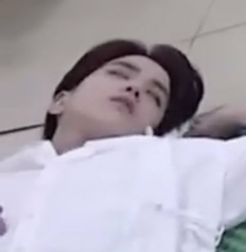 체교과 종강회식 끝나고 삼삼오오 모여서 2차 가고 있는데 한쪽에 웅성거려서 가보니까 익숙한 조소과 다비드 한겨울에 패딩 예쁘게 깔고 바닥에 누워있음 밥숟가락든채정지 3초 후 동기한테 음료 내팽개치고 둘 다 튀어나감 밀빵큐