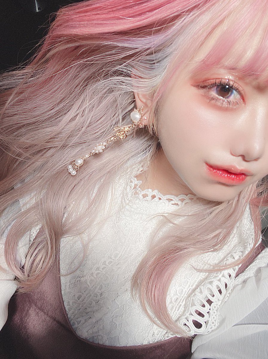 Liii 絵とコスメの人 على تويتر 髪の毛染めました ピンクにインナーで白を入れてもらったらめっちゃ可愛かった 天才