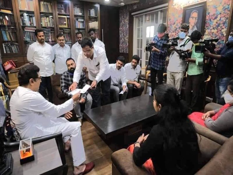 lokmat's tweet photo. काँग्रेस, राष्ट्रवादीसह शिवसेनेचं शिष्टमंडळही कृष्णकुंजवर; टोलनाका प्रश्नी राज ठाकरेंची घेतली भेट @mnsadhikrut @rajupatilmanase https://t.co/D8gNrbsYDP