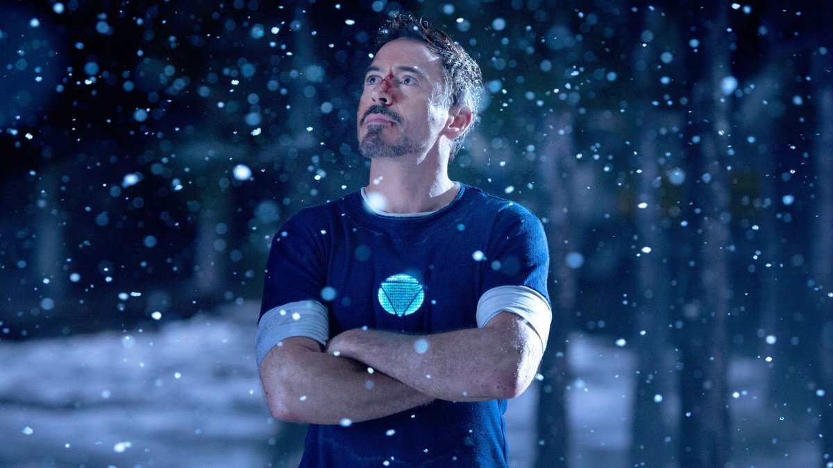 новогодний железный человек. детский костюм железного человека. роберт-дауни младший снег. новогодний железный человек. детские костюмы железного человека.