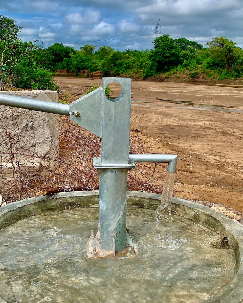 IMB_SBC's tweet photo. 🙏 #PrayerRequest from Mozambique
“Taste and see!” A missionary team worked for over two years in a local community to install a well for clean drinking water.
🙏 PRAY for many to taste and see that the Lord is good.
#missions #IMBtogether #everynation #gospel #water https://t.co/DiSJduORki