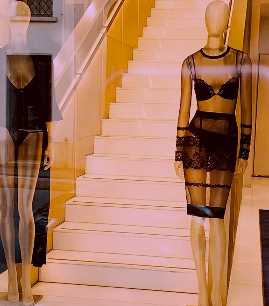 Melanie_Payge's tweet photo. Black lace wonder 🖤🌹💋 @LaPerlaLingerie
#Melaniepayge #stylist #missquadrilatero #milano
 #dailyfeed  #nightwear #lingerie  #laperla #sexy #laperlalingerie #laperlanightwear #fashion #fashionista #stylist  #viamontenapoleone #goldenquad  #quadrilaterodellamoda  @Melanie_Payge https://t.co/O8yVolONbd