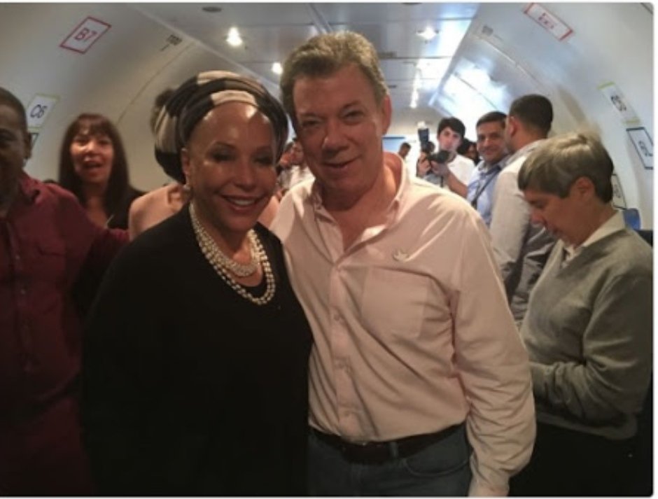 Alidobus's tweet photo. @BluRadioCo @AurelioSuarez Este avión lleno de lagartos y ahí si no criticaban? La doble moral de los periodistas de Blu. Omee el odio de estos periodistas no tiene límite. https://t.co/eSE73sIViv