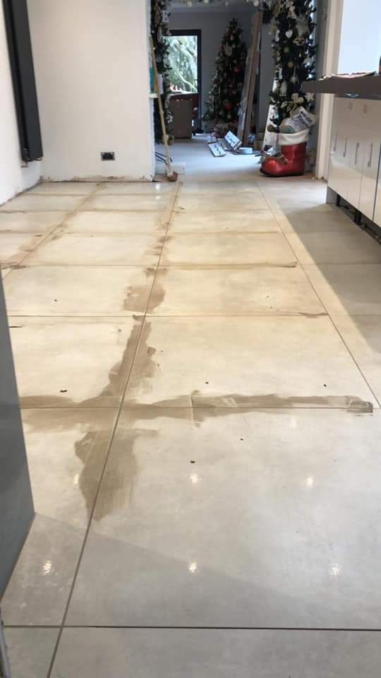 palacechemicals's tweet photo. Open plan living has become even more sought after due to the pandemic! This stunning kitchen tile installation was sent in by Hoffman Tiling. The floor was levelled using Palace Fast-Flex and tiled with Palace Easi-Set #levelup #tiles #kitchenfloor #professionalschoice https://t.co/Kf4EsMhYUo