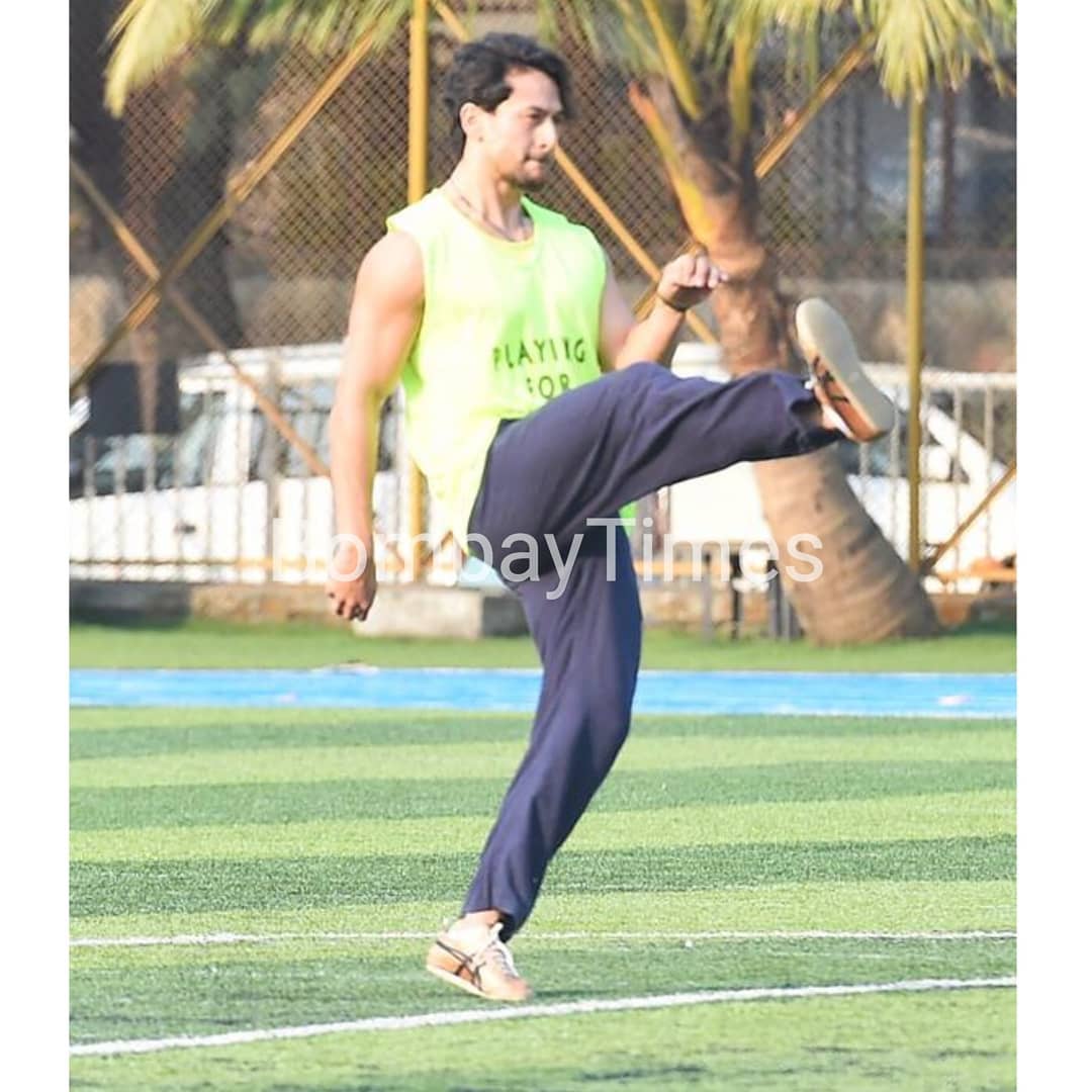 whynotR_'s tweet photo. Bae spotted at Juhu Football Ground Todayy!!💚🔥 So cool he's looking😍
@iTIGERSHROFF #TigerShroff https://t.co/yCq927917F