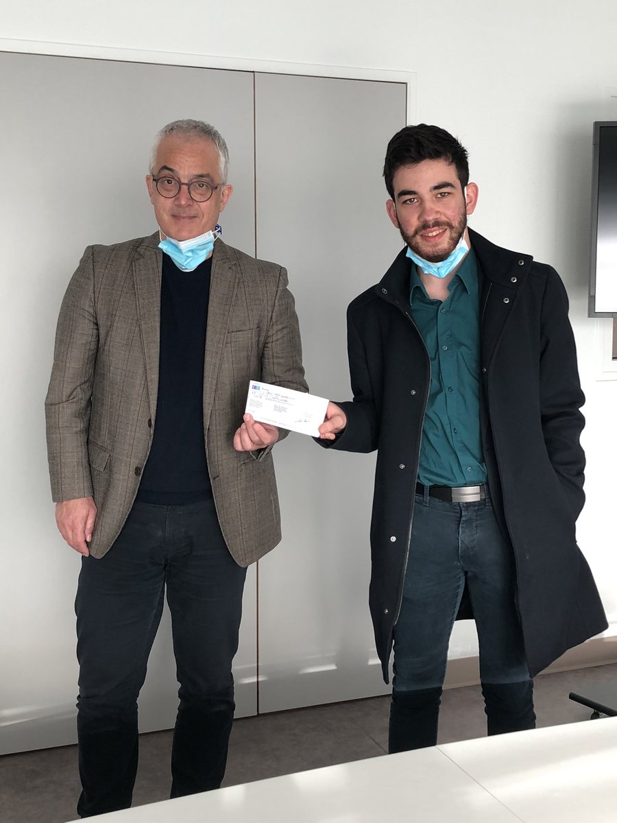 Olivier1Boyer's tweet photo. Remise ce matin d’un don par les élèves et les étudiants du lycée Pothier d’Orléans aux hospitaliers du @CHR_Orleans pour les soutenir dans leur combat contre la Covid-19. Merci pour ce geste généreux et symbolique de la jeunesse ! @sofianemahbaz https://t.co/og5TofLcVV