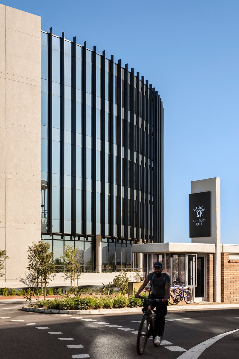 Facing Sable Road, #SableCorner’s glazed curtain wall wraps around its corner location into #BridgewaysPrecinct and the future #RatangaPrecinct: bit.ly/2EnZd6v. #dhk #architecture #officeblock #contemporary #glazedfacade #centurcity