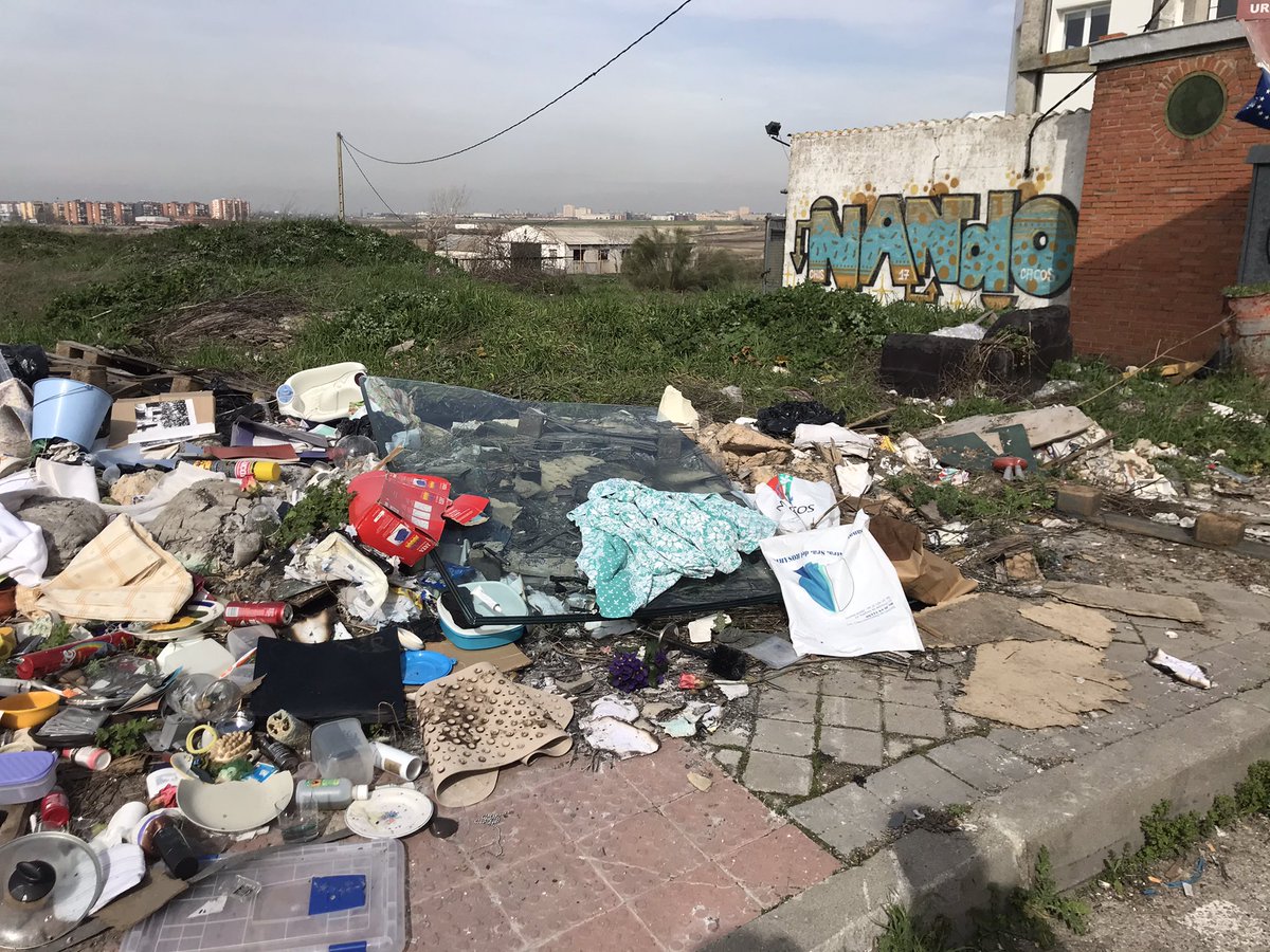 Reichsweetdream's tweet photo. @AytoFuenlabrada la calle está cada día más sucia y con más basura y nadie hace nada... El otro día se abrió mi perro la pata porque hay cristales y es peligroso para cualquiera que pase cerca. es una finca privada, así que deberían obligar a vallarla, o al menos tenerla limpia https://t.co/iwo7cSJxNu