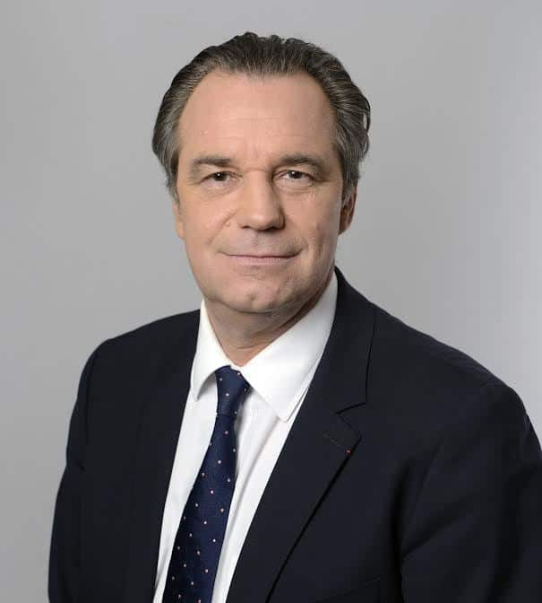 Renaud Muselier - portrait

A l'heure où il est question de voir la région PACA "tomber aux mains des extrêmes" et d’alliance avec Muselier pour l’éviter, il me semble bon de tirer le portrait du petit Renaud né le 6 mai 1959 à Marseille...
bfmtv.com/politique/les-…