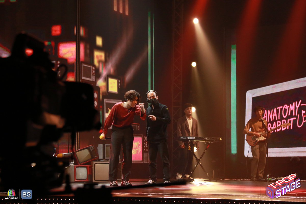 StageTpop's tweet photo. ภาพเบื้องหลังสนุกๆ ของรายการเมื่อวันจันทร์ที่ผ่านมา
เอามาฝากกัน อดใจอีกนิด รอชมคลิปเบื้องหลัง เรามีมาฝากกันด้วยน้า
#TpopStage #TPopStageFirstEP https://t.co/GOvNGqMbAU