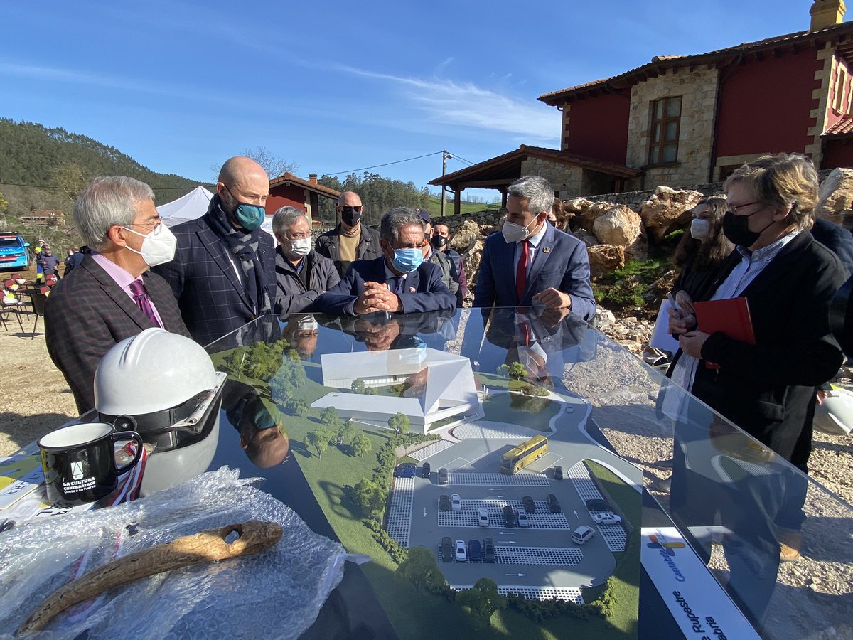 Pablo_Zuloaga's tweet photo. Hoy es un día histórico. Con la colocación de la primera piedra del Centro de #ArteRupestre de #Cantabria en #PuenteViesgo iniciamos las obras del que será un espacio referente europeo. Somos una tierra privilegiada gracias a un #patrimonio que debemos conservar y difundir. https://t.co/da7HyoLfgz