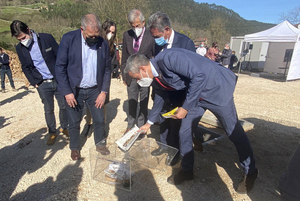 Pablo_Zuloaga's tweet photo. Hoy es un día histórico. Con la colocación de la primera piedra del Centro de #ArteRupestre de #Cantabria en #PuenteViesgo iniciamos las obras del que será un espacio referente europeo. Somos una tierra privilegiada gracias a un #patrimonio que debemos conservar y difundir. https://t.co/da7HyoLfgz