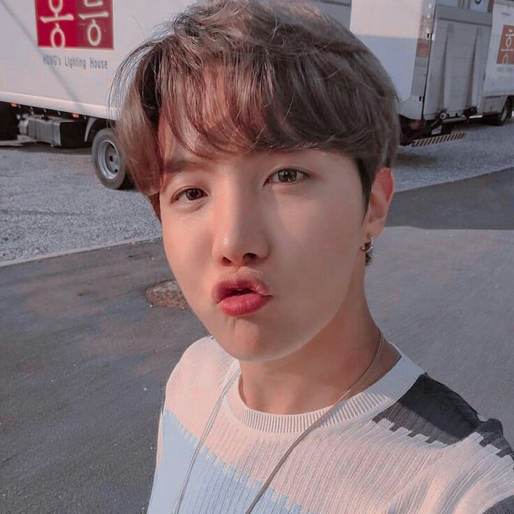 _itsmekailey's tweet photo. #NewProfilePic #bts #Hobi #hoseok #jhope #sunshine #junghoseok #HobiDay #HobiSelcaDay #방탄소년단 #아미 #방탄 #kpop #BTSARMY #방탄소년단 #bangtansonyeondan #bangtanboys #armybts #lovebts #bts_dynamite #dynamitebts #ᴅʏɴᴀᴍɪᴛᴇʙᴛs https://t.co/cShyyxIkKJ
