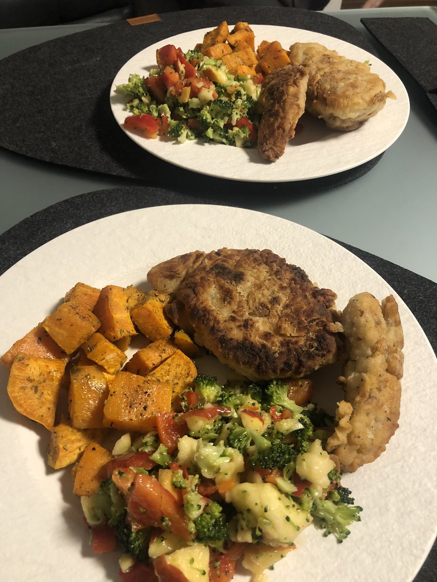 Vale_R89's tweet photo. Yesterday‘s dinner, in sweet tea marinated and then fried chicken from @OutlanderKitchn with sweet potatoes and a broccoli salad #OutlanderKitchen #sodelicious @CBCookingClub_ https://t.co/aW7kv1ke3E