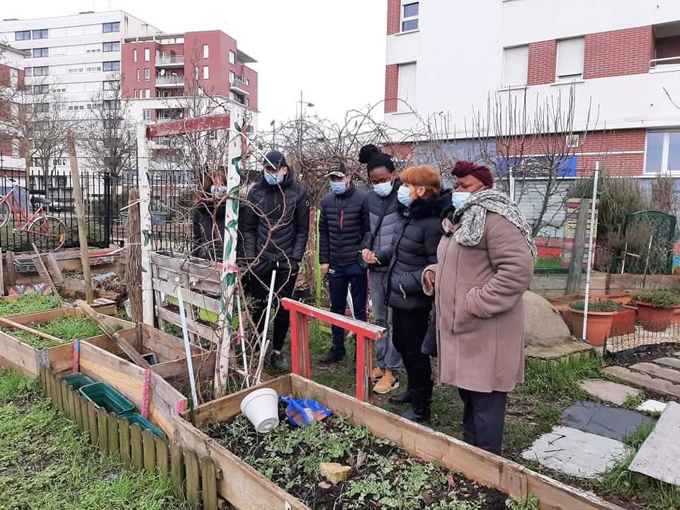 ApesDsu's tweet photo. #Chantierdinsertion à #Gennevilliers  4 jeunes adultes accompagnés par la #missionlocale, encadrés par @lafabrica construisent des bacs à partir de palettes usagées pour le #jardindubonheur tenu par #lesvoisinesduluth". Projet organisé par @ApesDsu @seqens.
 #60ansdeLapes https://t.co/F4wps9sVfB