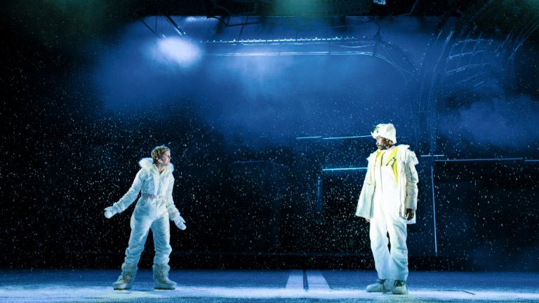 WorcsTheatres's tweet photo. #WLWednesday 🦢 

👼🏻 Powerful and poignant Angels in America is now streaming on National Theatre at home, telling the story of life and death in the midst of the AIDS crisis 👼🏻 

🎭 Head over to @NTLive for an emotional masterpiece 🎭 

📸 @NTLive 

#WorcestershireHour https://t.co/xOXGTLtFDG