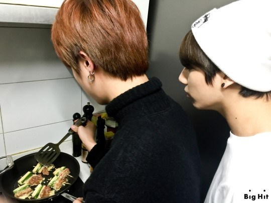 ceeriejan's tweet photo. Flashback 2015, the crew before "Eat Jin". Back then it's #ChefJin with the slaves #jimmin &amp; #Jungkook .
 #JiJinJung #JinMinKook #jinkookmin #jankook #seokkookie #seokjinnie #kookjin #jinkook #koore #jankook https://t.co/aRjzxQ6CBE