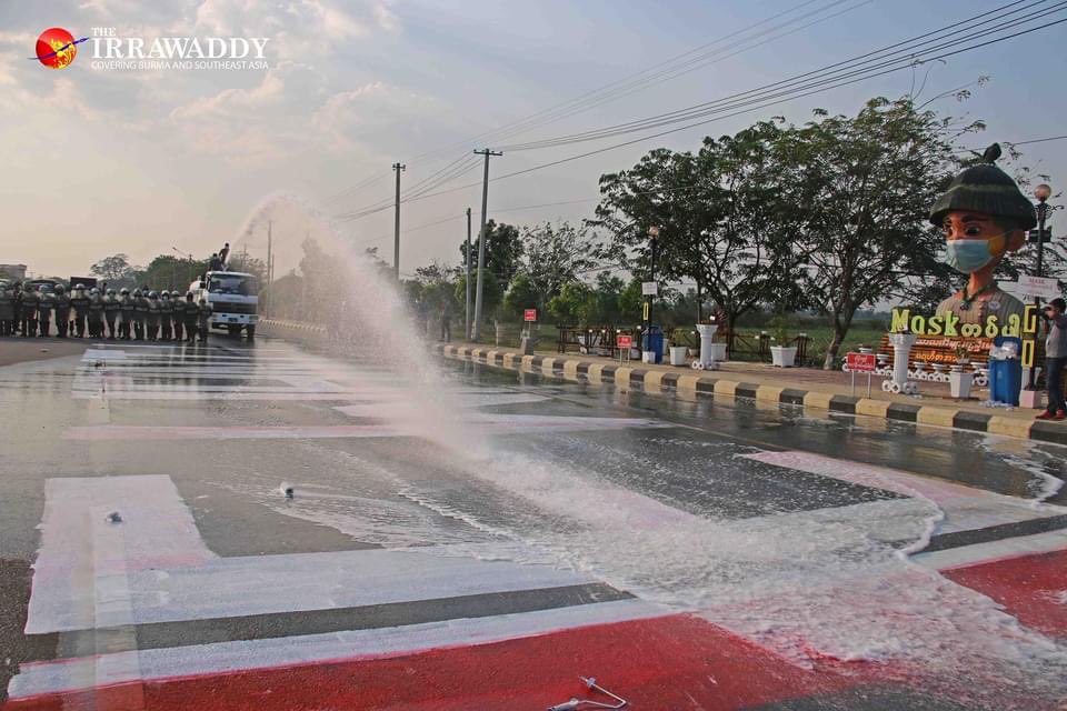 EmiLy48403690's tweet photo. Erasing "Democracy" in Naypyitaw

Myanmar's riot police remove a Naypyitaw street mural after anti-coup protesters start painting, “We want democracy”. 
 
(Photo: The Irrawaddy)  #Feb17Coup 
#WhatsHappeningInMyanmar #GiveBackDemocracy #militarycoupinMyanmar  @freya_cole https://t.co/bY8jfwachf