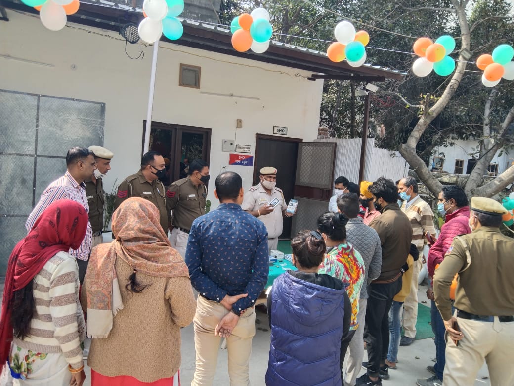 DcpNorthDelhi's tweet photo. On the occasion of #DelhiPoliceWeek, PS Burari staff organized a programme displaying Anti House Theft devices for public awareness. Addl. SHO himself informed about the utility of each device. 
#KeepingDelhiSafe 
@LtGovDelhi
@CPDelhi
@DelhiPolice https://t.co/ilutwZmB9b