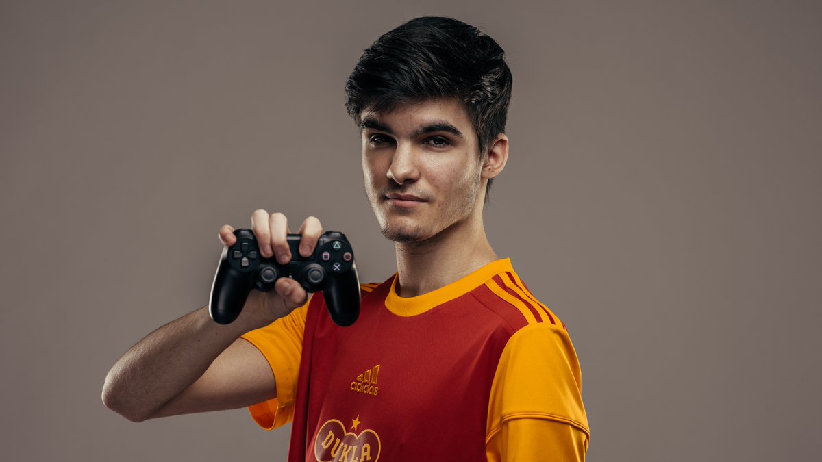FKDuklaPraha's tweet photo. Efik55 a Ballumi10 💪 Reprezentanti Dukly ve FIFA 🎮 https://t.co/gg98gB2kQR