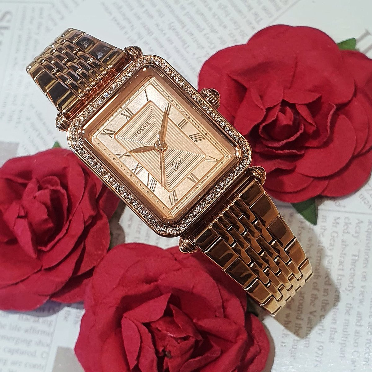 Aptimossg's tweet photo. Encased in a bejewelled rectangle case, the Fossil Lyric displays an unconventional yet sophisticated angular charm.

A highly versatile timepiece, it is well suited for any formal or casual occasion. 

#Aptimos #AlwaysaPerfectTime #Fossil #FossilWatch #FossilLyric #RoseGold https://t.co/YDLA8gHgd6