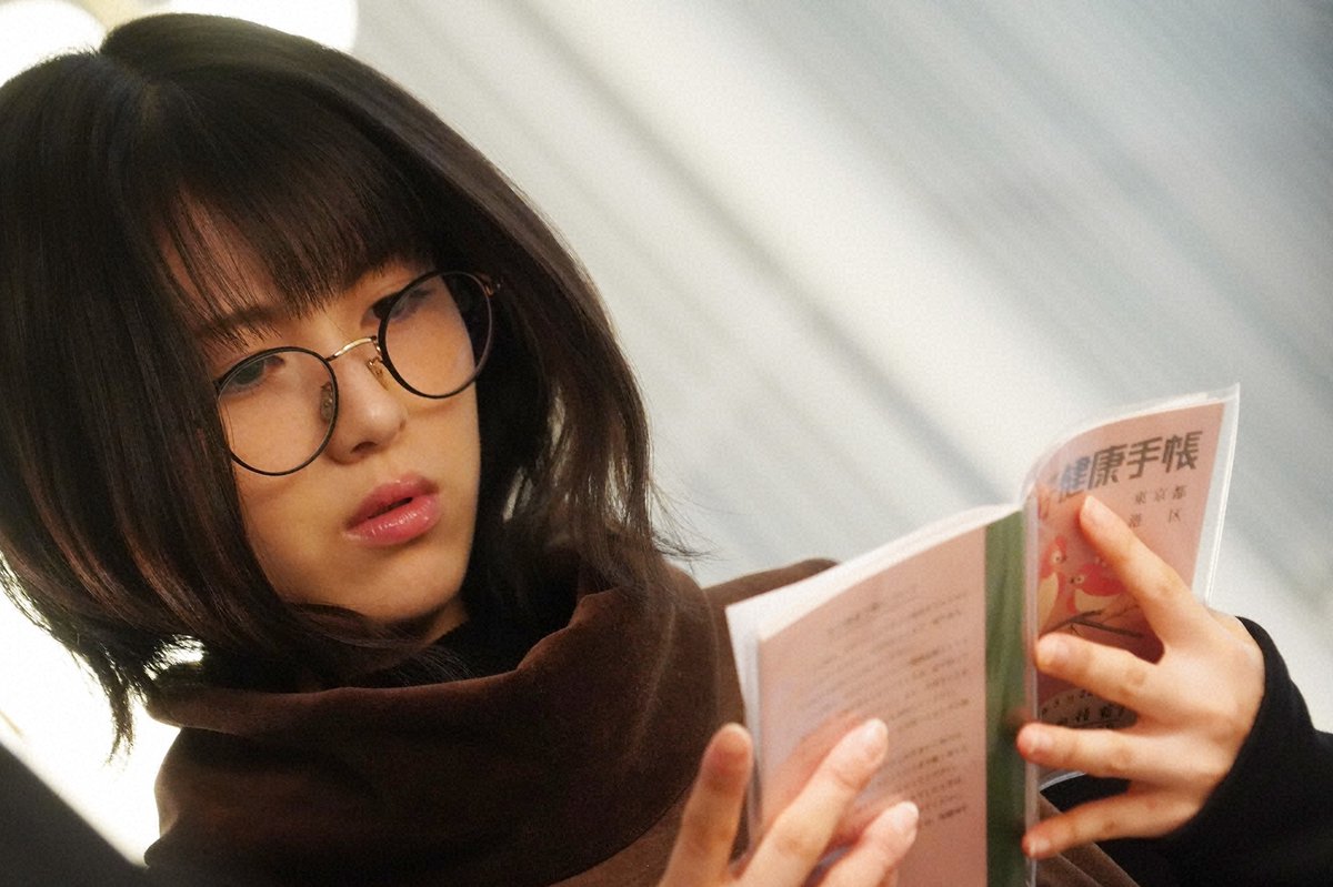 浜辺美波の私服 ドラマ ウチの娘は 彼氏が出来ない のワンシーンです ベロア生地のブラウンのタートルネックワンピースです 芸能人の私服 衣装まとめ Woomy 浜辺美波の私服 ドラマ ウチの娘は 彼氏が出来ない のワンシーンです ベロア生地のブラウンのタートルネックワンピースです 芸能人の私服 衣装まとめ Woomy