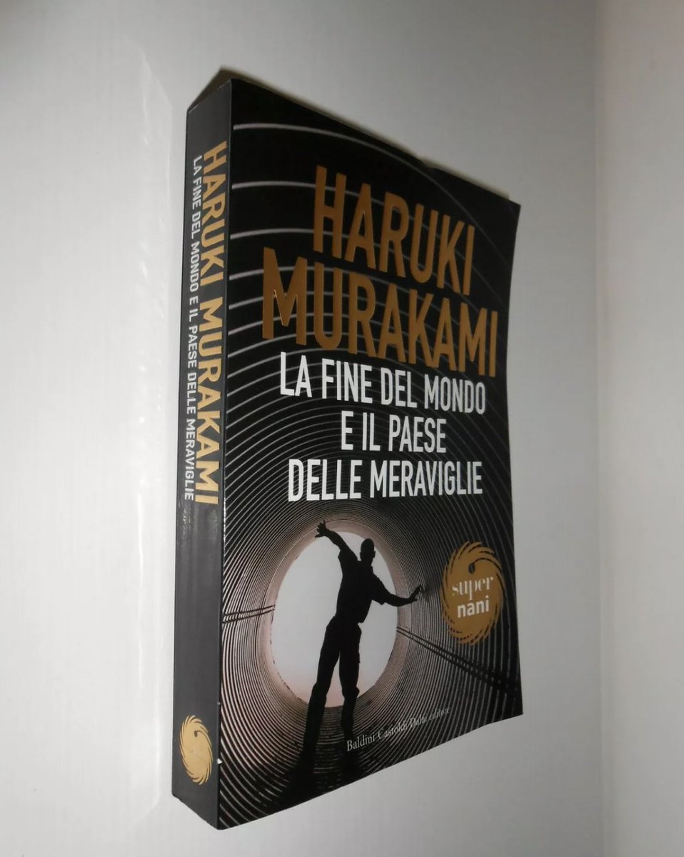 Poesiaitalia's tweet photo. “Esiste anche questo al mondo, la tristezza di non poter piangere a calde lacrime. È una tristezza che non può prendere forma, si accumula quietamente nel cuore come la neve in una notte senza vento.”

Haruki Murakami - La fine del mondo e il paese delle meraviglie https://t.co/WrMoTYswHD