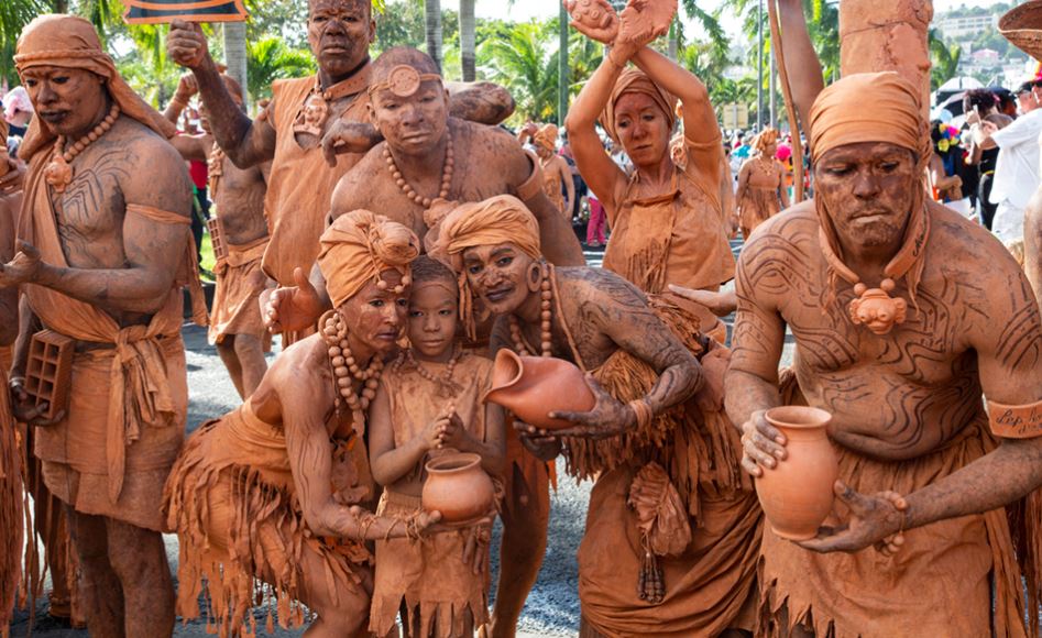 Le carnaval Martiniquais est connu comme tous les carnavals pour l'aspect parade (les costumes, les paillètes et compagnie) mais il reste avant une carnaval POPULAIRE où groupes à pieds et carnavaliers courent le vidé en toute convivialité