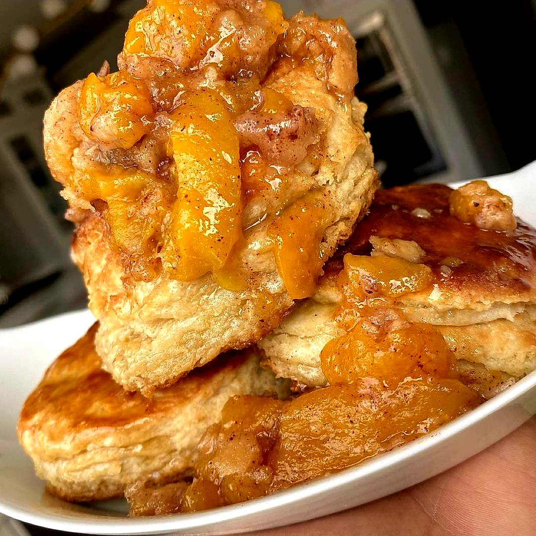 Mojojo_NY's tweet photo. Peach Cobbler Biscuits 😮 https://t.co/siGz0jK1BZ