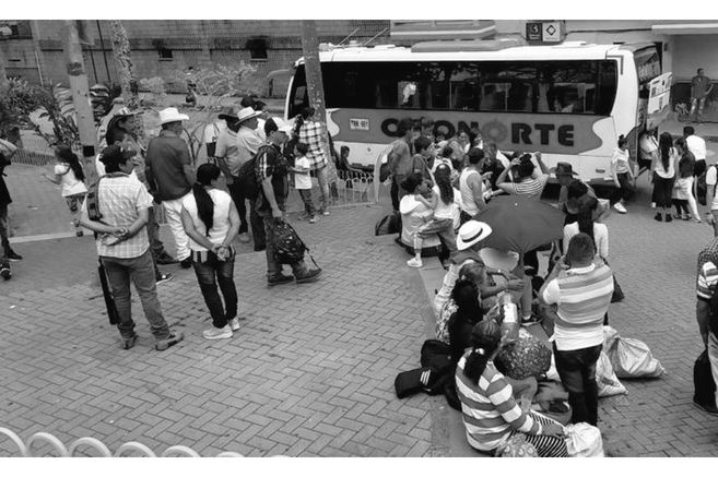 Paramilitares obligan al desplazamiento forzado de más de 100 familias en Colombia
bit.ly/2NABqbk
#DispositivoCarnavalesBioseguros
