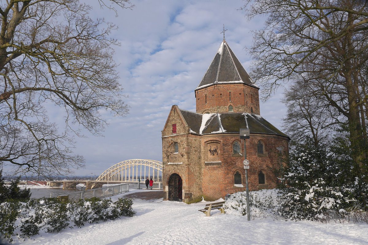 Regelmatig plaats ik hier foto's over #Nijmegen. Die zie je dan in een lage resolutie op een klein scherm.
Maar sommige foto's verdienen het om groot bekeken te worden.
Ik heb er daarom een aantal in groot formaat in een PDF gezet.
Die je hier downloaden: nymegen.blogspot.com/2021/02/fotove…
