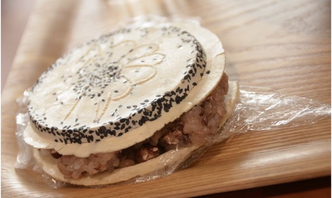 甘 い赤飯を南部せんべいでサンド 腹持ち重視な畑のお弁当 こびりっこ 青森 岩手 みちなるみちのく