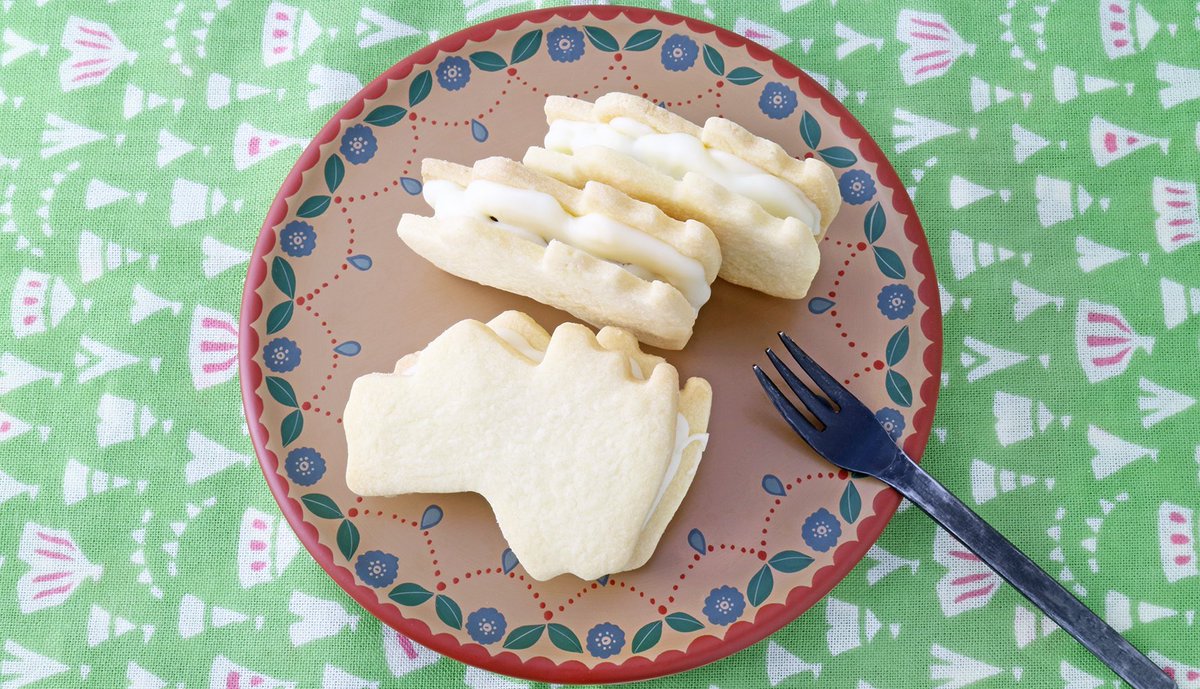 ふくしま手帳 21販売中 福島県のカタチ 福島市の小さなお菓子屋さん Cafe De Fleur カフェドフルール で 福島県形の ふくしまクッキー で作るレーズンサンドをgetしました 濃厚なラム酒が香る大人テイスト 寒い季節にぴったりです 福島県
