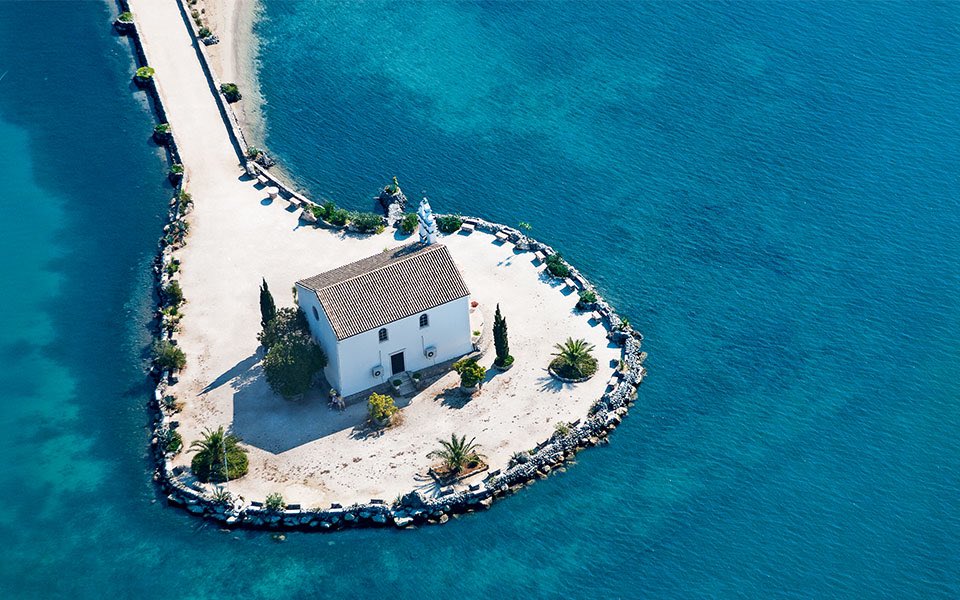 CarriesTheSouls's tweet photo. @AmphiWater The two of them went to the small Ipapanti Church which was located on a small headland that was connected to the shore of Kommeni in Corfu by a narrow pathway. From a distance, the church looks as though it’s floating on the water. https://t.co/Iqm27d7GYr