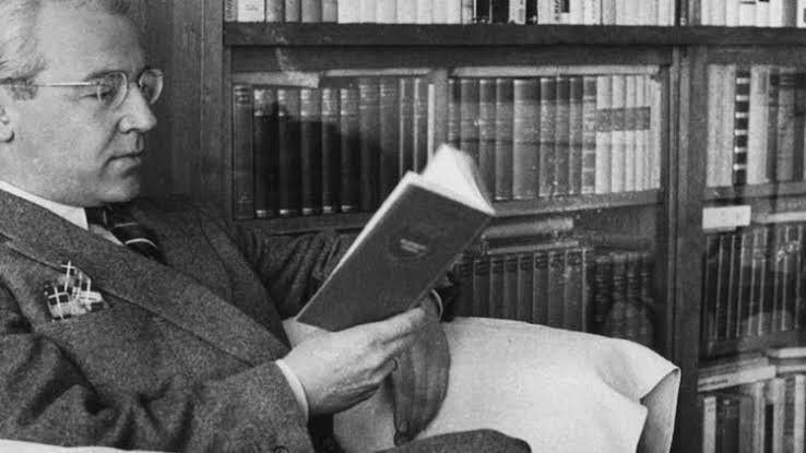 "Yavrum insan bir kere sever deli olur. Fakat ikincisinde artık usta olmuştur. Sever gibi görünür deli eder."

Hep Genç Kalacağım, Sabahattin Ali