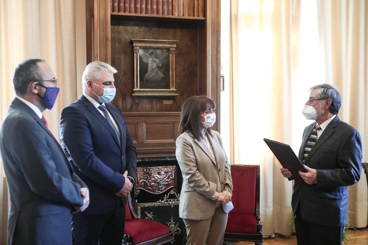 Απένειμα στον Καθηγητή Ελευθέριο Ζούρο, για την πολυετή προσφορά του, το βραβείο Εξαιρετικής Πανεπιστημιακής Διδασκαλίας του <a href="/FORTH_ITE/">FORTH</a>. Το βραβείο τιμά τη μνήμη των Β. Ξανθόπουλου και Σ. Πνευματικού, καθηγητών του Πανεπιστημίου Κρήτης, που δολοφονήθηκαν εν ώρα διδασκαλίας.
