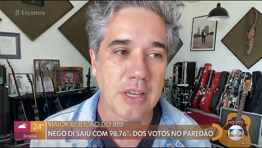 Caiojunivan's tweet photo. Tem uns 10 anos que o Rogério Flausino usa essa jaqueta. Alguém manda uma nova pra ele. 

#MaisVoce #Encontro  #RedeBBB  #rogerioflausino #BigPocBrasil https://t.co/u8SVnIh3CL