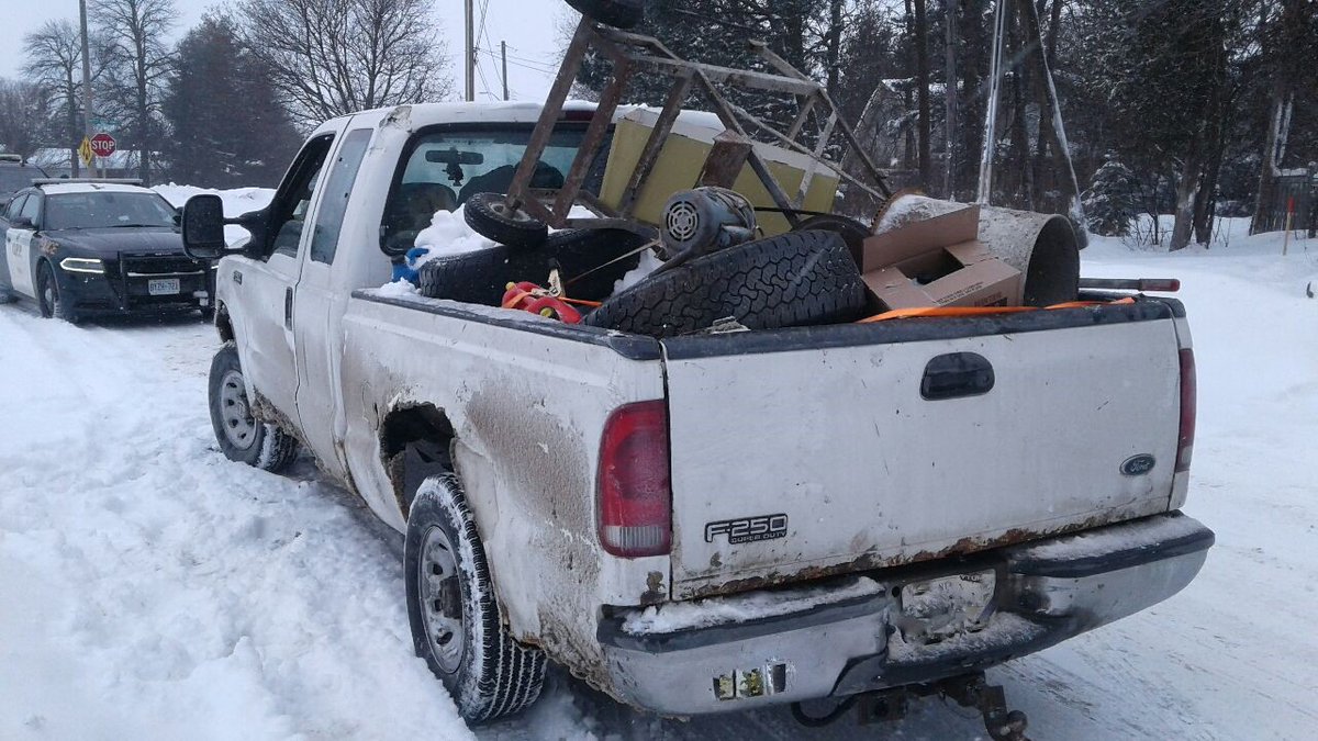 OPP_CR's tweet image. Drivers behind this truck had more than just winter road conditions to worry about. For your safety and the safety of others - #SecureYourLoad properly. Plates removed and charges for operating #UnsafeVehicle and #InsecureLoad. #CRTraffic ^in.