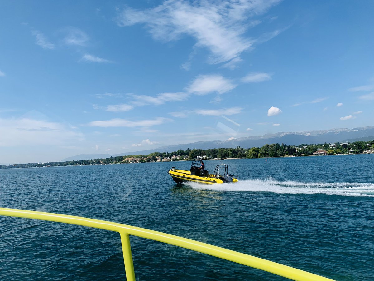 SauvetageGeneve's tweet photo. Notre unité d’intervention #LeZephyr naviguant sur les eaux du Lac Léman, prête à vous porter secours.
« Pour que l'eau n'ait jamais le goût des larmes » https://t.co/LThgSNXOva