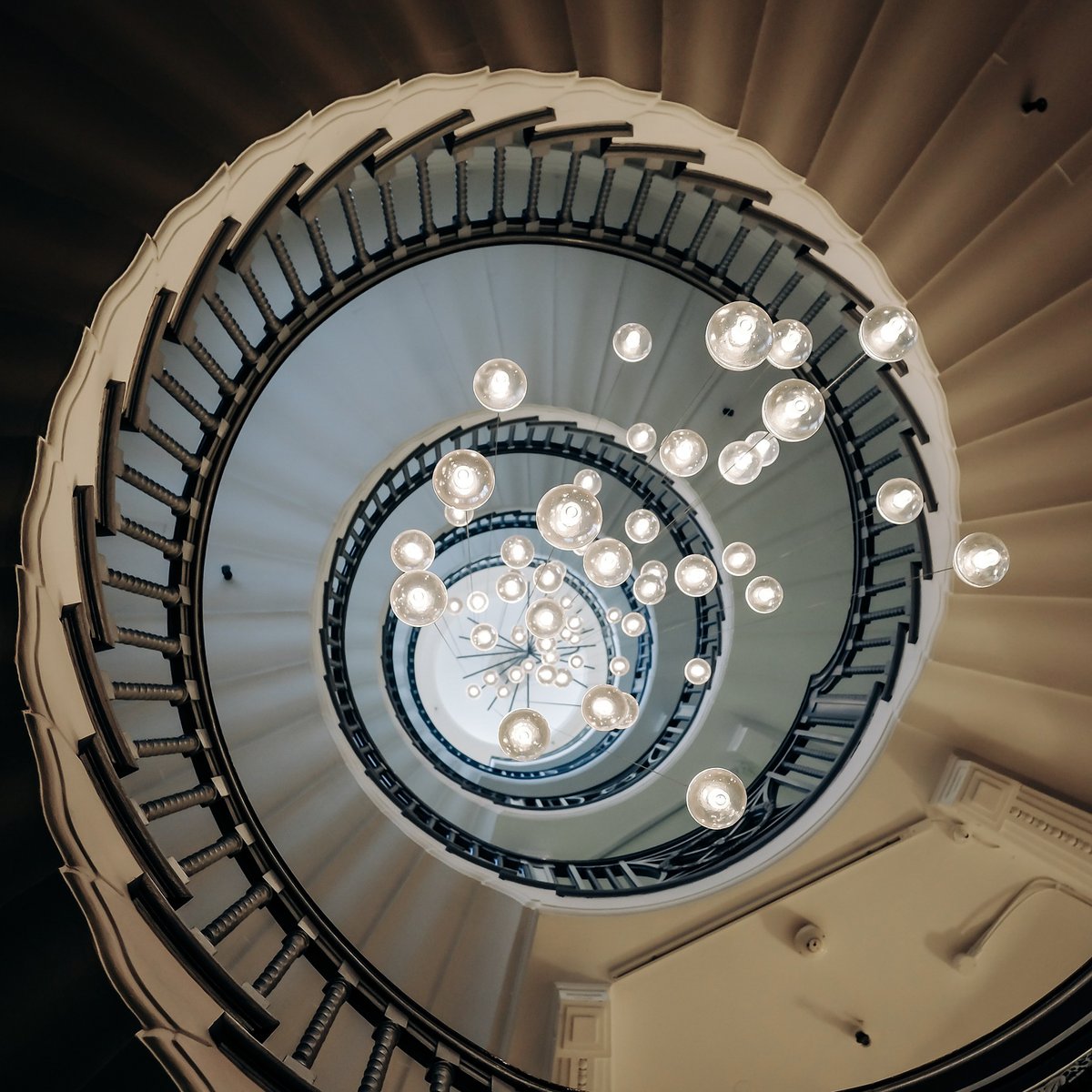 mirafloors's tweet photo. “Chandeliers are the marvels of drop-dead showiness, the jewelry of architecture.” –#PeterYork

#Chandeliers #Architecture #Decor #Spiral #Design #Light  #Lighting #InteriorDesign #Art #ArchitecturePhotography #Stairs #ChandelierDesign  #HomeDecor #Luxury #LightDesign #Staircase https://t.co/2YbQlcTdSk