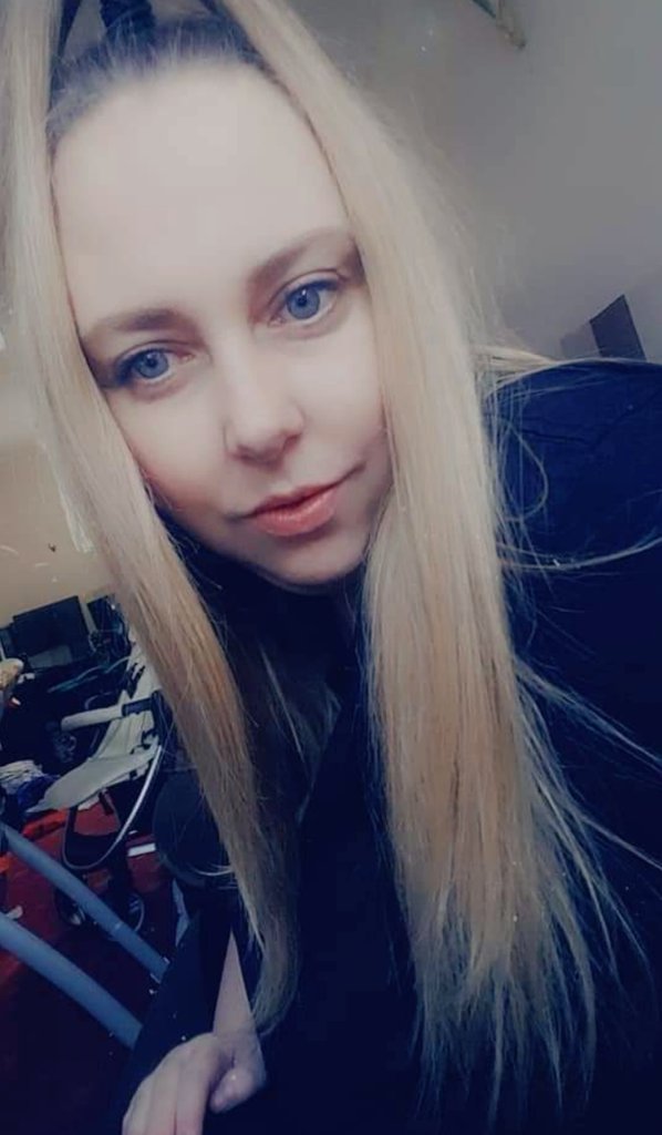 MissRavin's tweet image. From a full face of make up to a little bit to none 😂 the truth of a tired mama them bags though looking like a ghost roll on summer 🌞 haha i dont care self love n all that 😂👊 Time to find myself again n get the happy bubbly me back 🤞