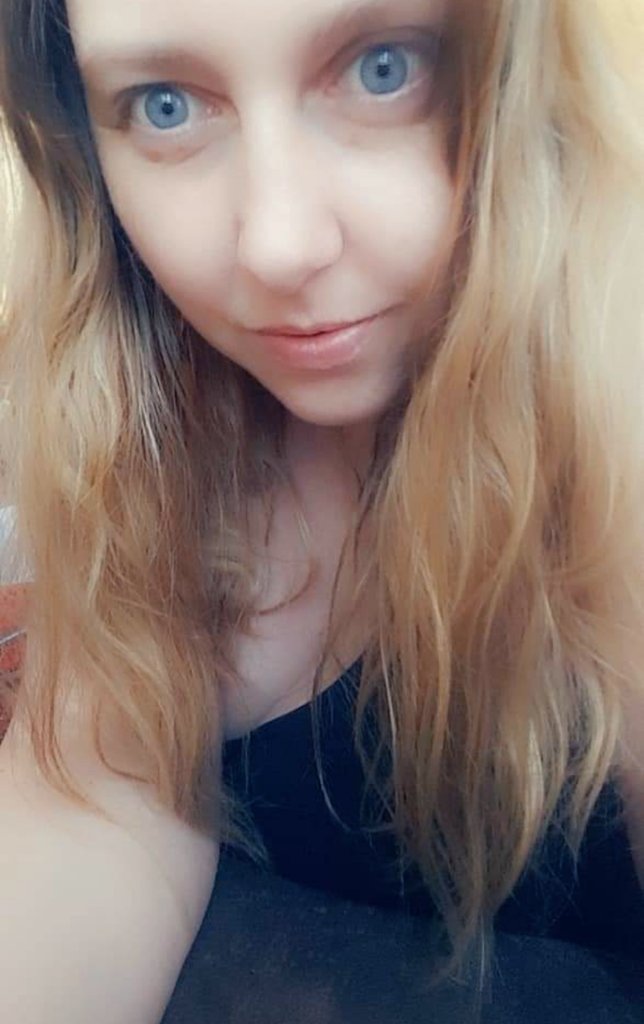 MissRavin's tweet image. From a full face of make up to a little bit to none 😂 the truth of a tired mama them bags though looking like a ghost roll on summer 🌞 haha i dont care self love n all that 😂👊 Time to find myself again n get the happy bubbly me back 🤞