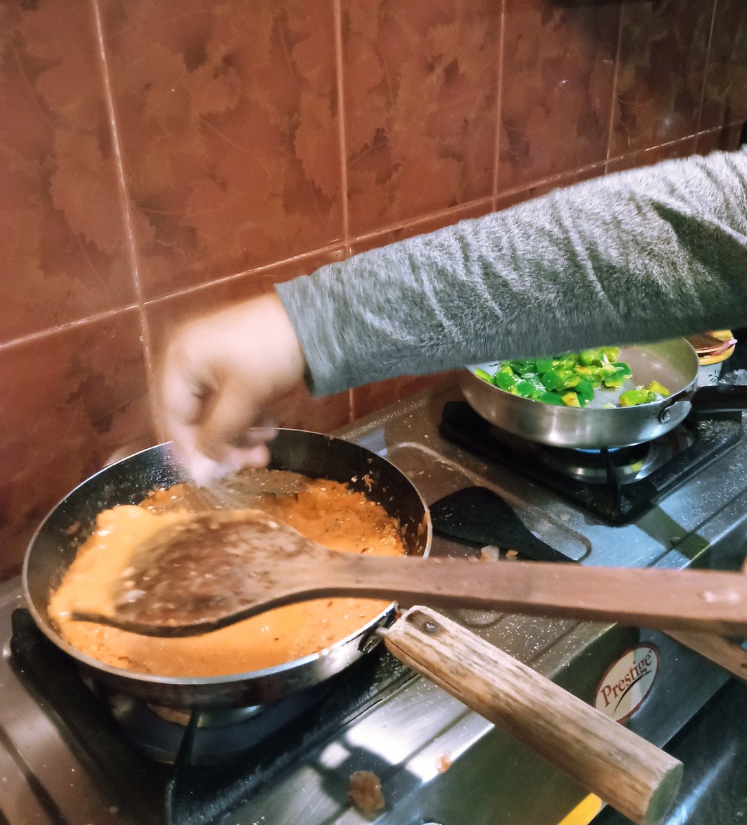 Abhadra7's tweet photo. Chef @ujaan_banerjee has been busy tonight:-) @ayanban7 @ydnadydnad @AsitBan29108022 #foodie #chefkid #teenagechef #foodiefamily https://t.co/K1fhyhkW4r