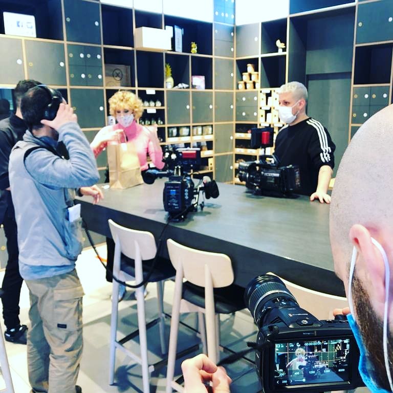 AitanaMuoz's tweet photo. En #Huesca tienen a uno de los mejores y más locos 😂 maestros chocolateros del país, la tienda de ultramarinos más antigua de España, buena gastronomía y un #casino que es un primor.
Esta semana en @UnViajeATV... #Huesca
☑️Domingo 21 de febrero
☑️22.20 h en @aragontv https://t.co/Fk6OuQ5EH4