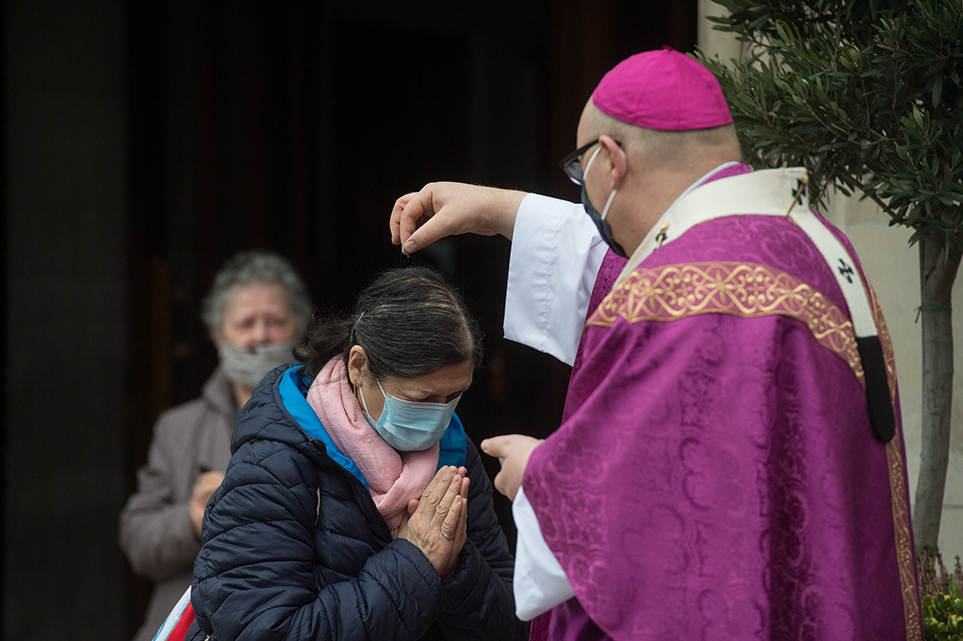 catholicEW's tweet photo. The ash which we will bless is both a sign of our mortality and a mark of our repentance and renewal: ‘Remember you are dust, and to dust you will return; Repent, and believe the Good News.’ 
#AshWednesday #lockdown2020 #BeginningofLent #ArchbishopJohnWilson @StGeorgesCath https://t.co/eDSddby2lI