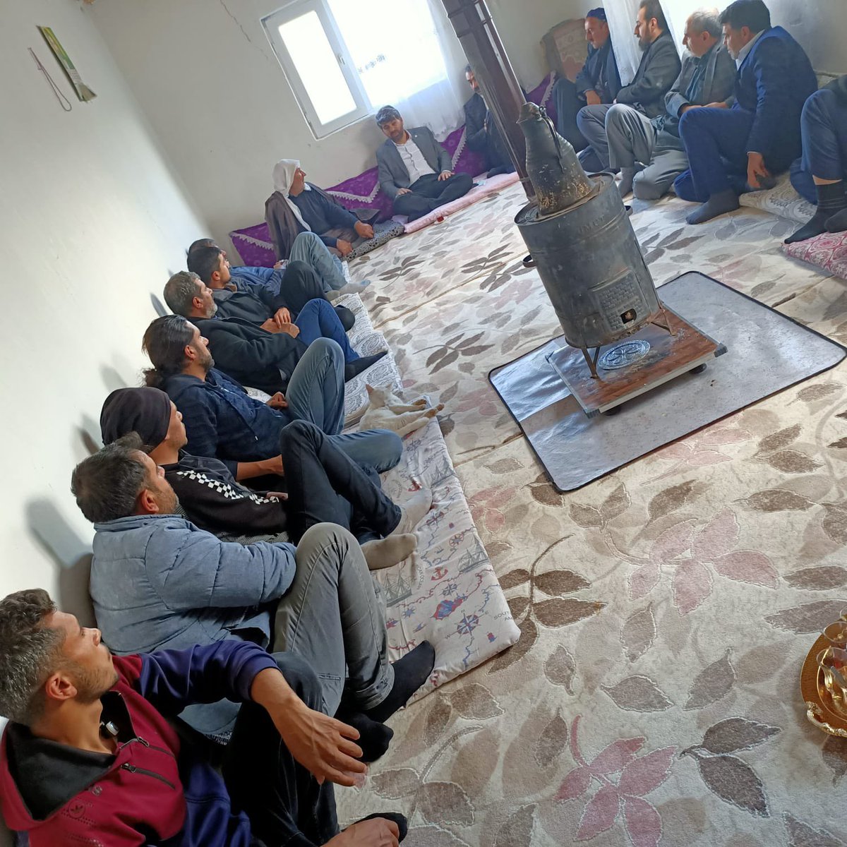FarukDinc_'s tweet photo. HÜDA PAR olarak gece gündüz,yaz kış demeden halkımızın dertlerini derdimiz biliyoruz.
Bugünkü ziyaretimizde köylerimiz vardı. Samimi, içten ve misafirperver olan köy halkımıza teşekkür ediyoruz. Takipte olun ve izleyin!
HÜDA PAR ile köylerimiz ve Diyarbakır’ımız huzura kavuşacak. https://t.co/x7vfb5wIs5