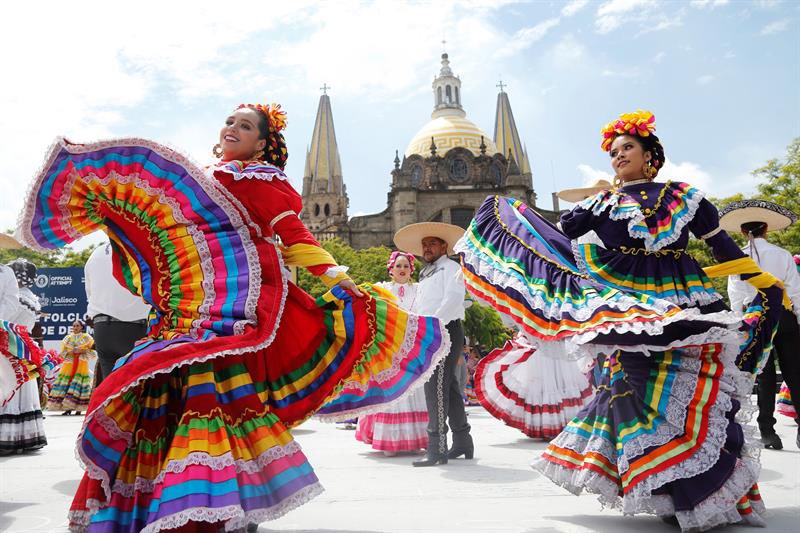 ConsulMexPho's tweet photo. Between agave fields, beaches, mountains, large cities and Magic Towns is the state of #Jalisco 🇲🇽.
Delight yourself with its delicious gastronomy, expressive folklore and captivating culture 🎶💃🏻.
✈️ from Phoenix to Guadalajara: 2h 36m.
#ThinkMexico
#DiscoverMexico https://t.co/VDusU2gCxf