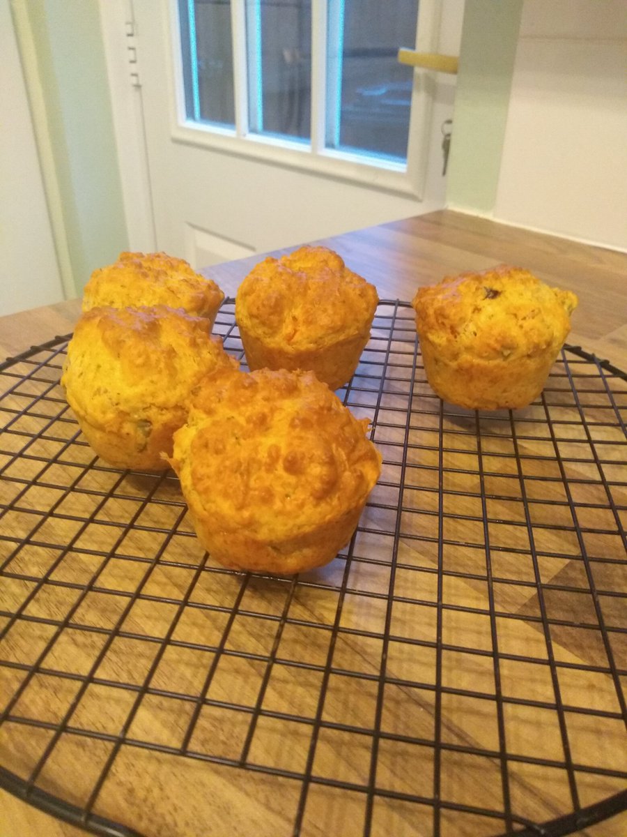 kayparnell82's tweet photo. Another great #cookandeatexeter @RDEhospitals with @MariaLeveridge @RDE_Dietitians today. Pizza muffins were so tasty 😋 they have gone down a storm with everyone, another recipe added to the list. @MariaLeveridge  you should think about creating a cookery book 😃 #T1D https://t.co/cHA1nM1l2D